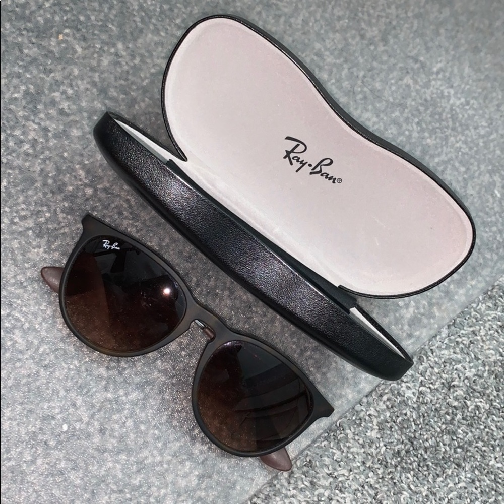 Ray Ban sunglasses style “Erika Classic”